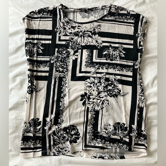 2 Vero Moda Floral Pattern Tops - Picture 6 of 9